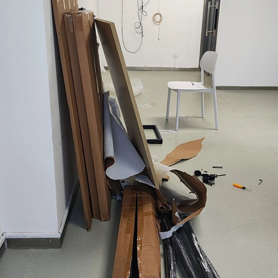 给新办公室买好桌椅了